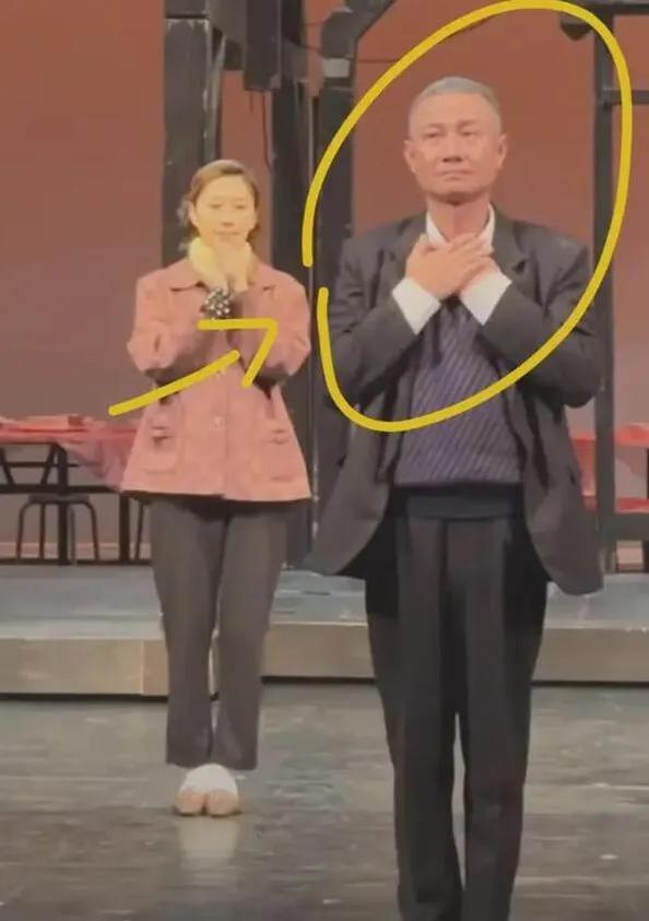 近日，一篇关于某位39岁明星的文章在社交媒体上引起了热议。这位明星的头发已经花白