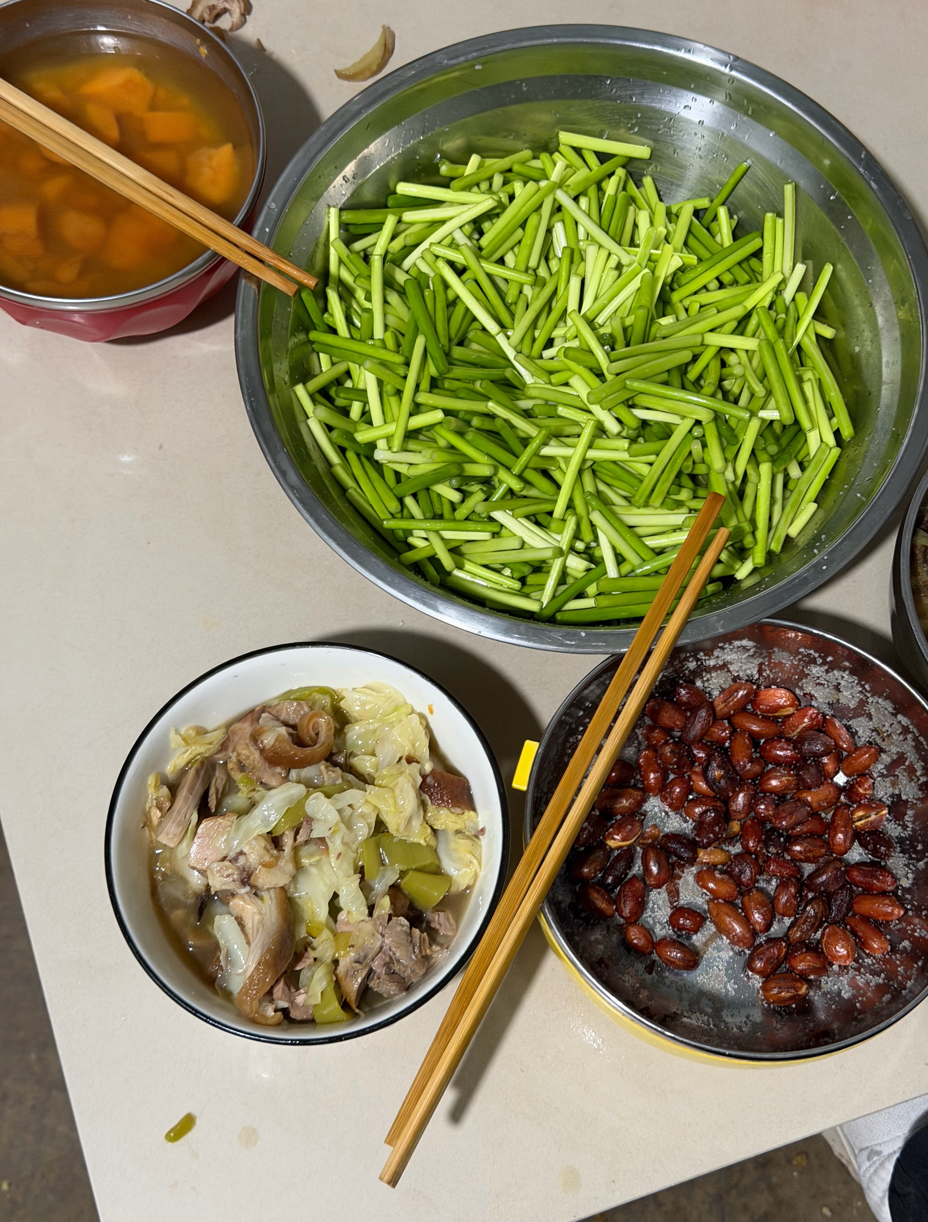 俺妈，咱能别吃蒜苔了，中不中回家一个礼拜了，天天吃蒜苔，给我快吃成蒜苔了