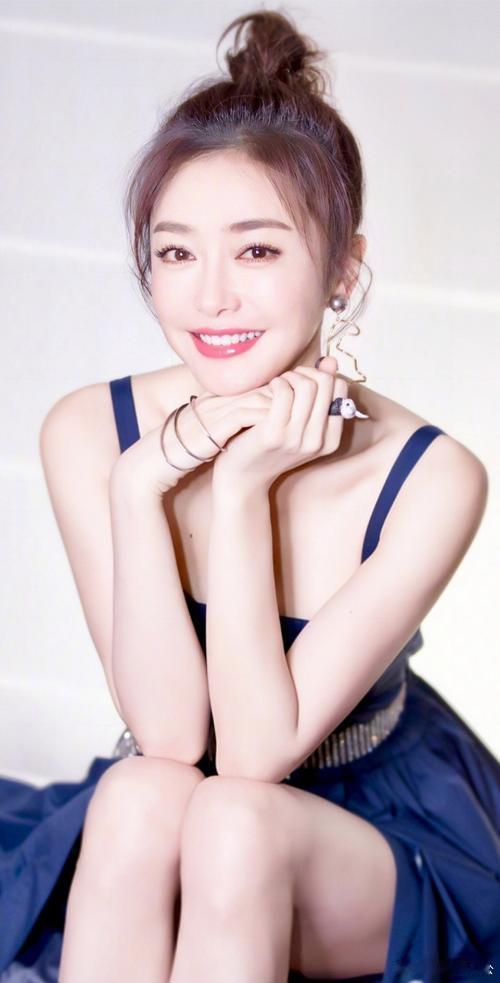 秦岚气质出众，皮肤白皙身材好，真养眼 