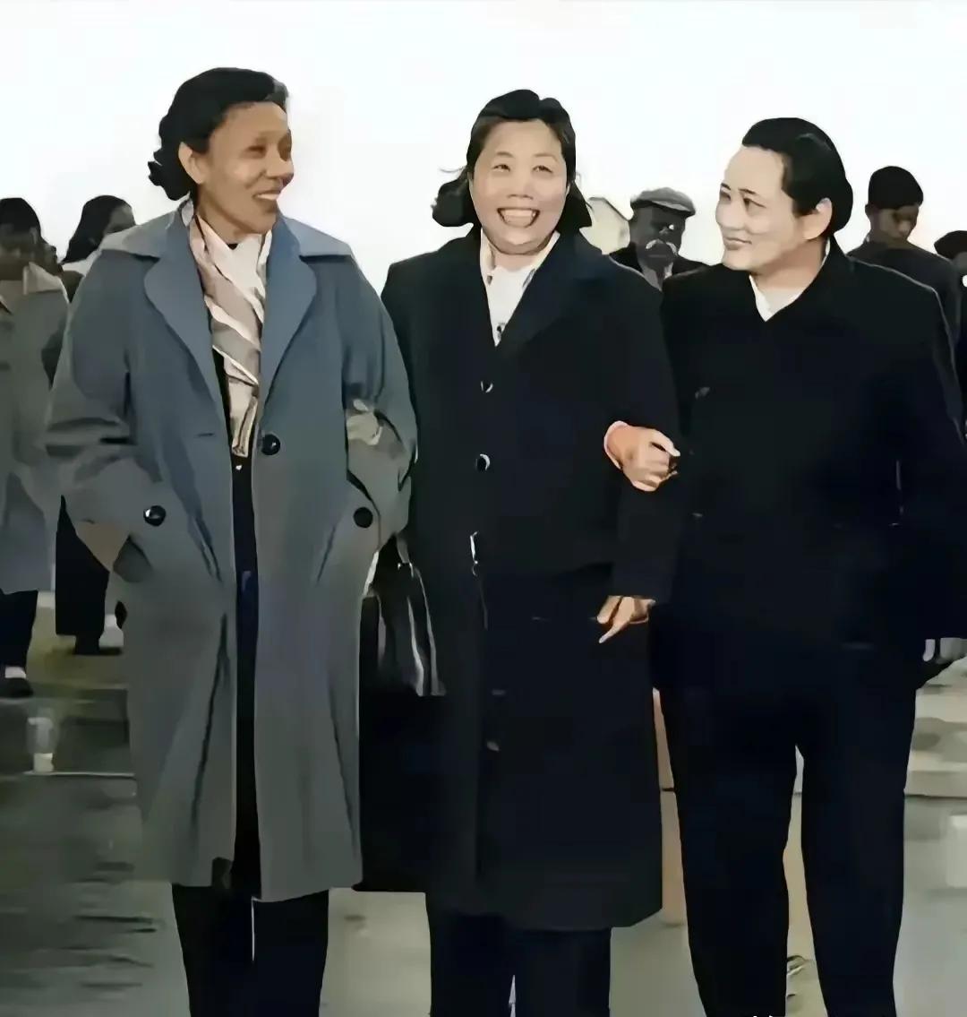 为什么邓颖超站C位？那时，宋庆龄是国家副主席，蔡畅是全国妇联主席，而邓颖超是全国