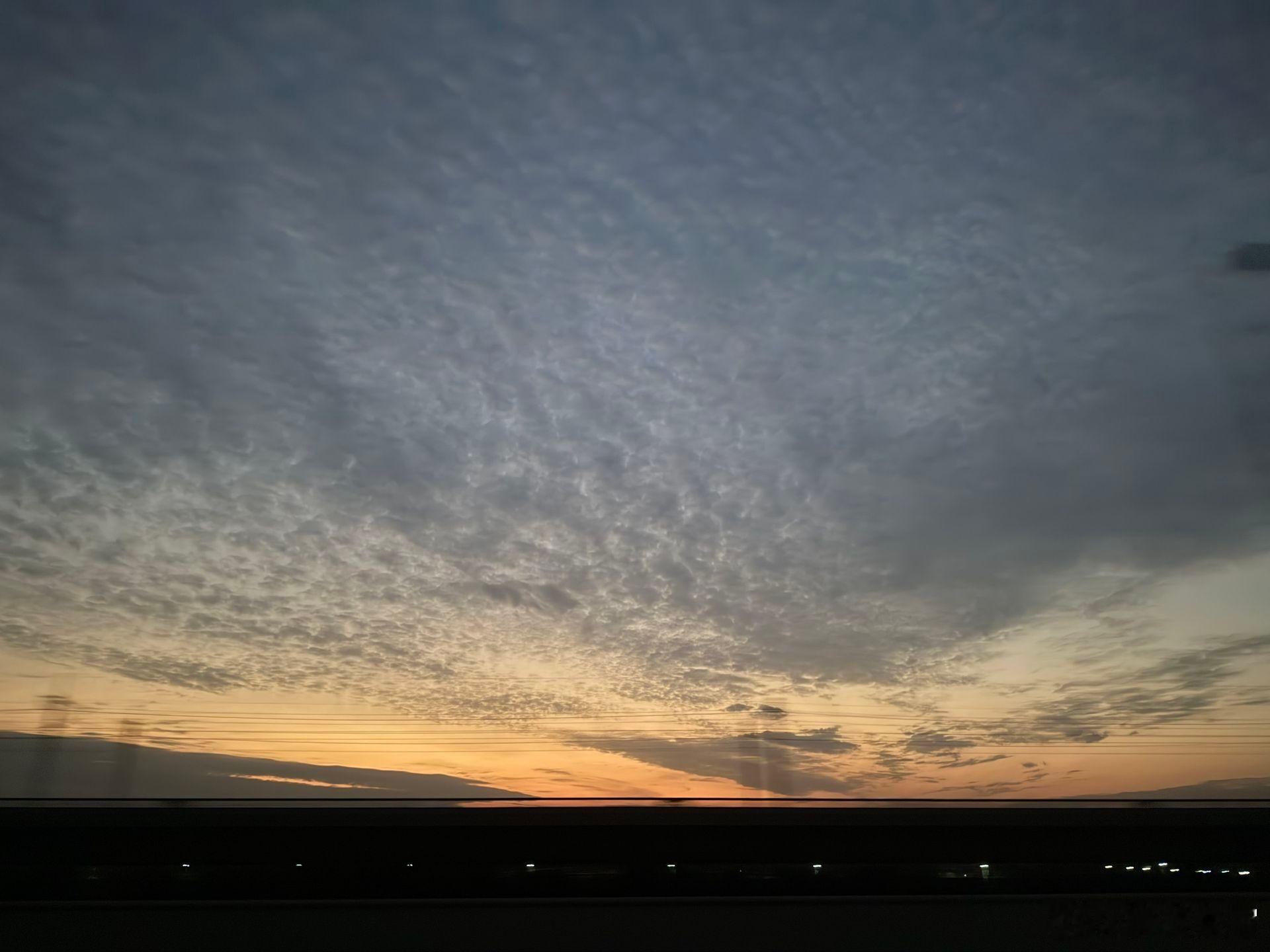 情感 人和人刚认识的时候最好，既虚伪又热情，既新鲜又浪漫。后来，我们都拿出来真心