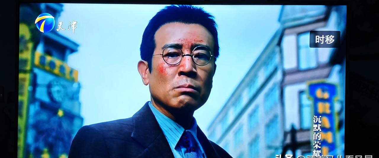 你敢信？
《沉默的荣耀》里，次长办公室外枪声大作，贴身副官聂曦，竟然全程呆坐驾驶