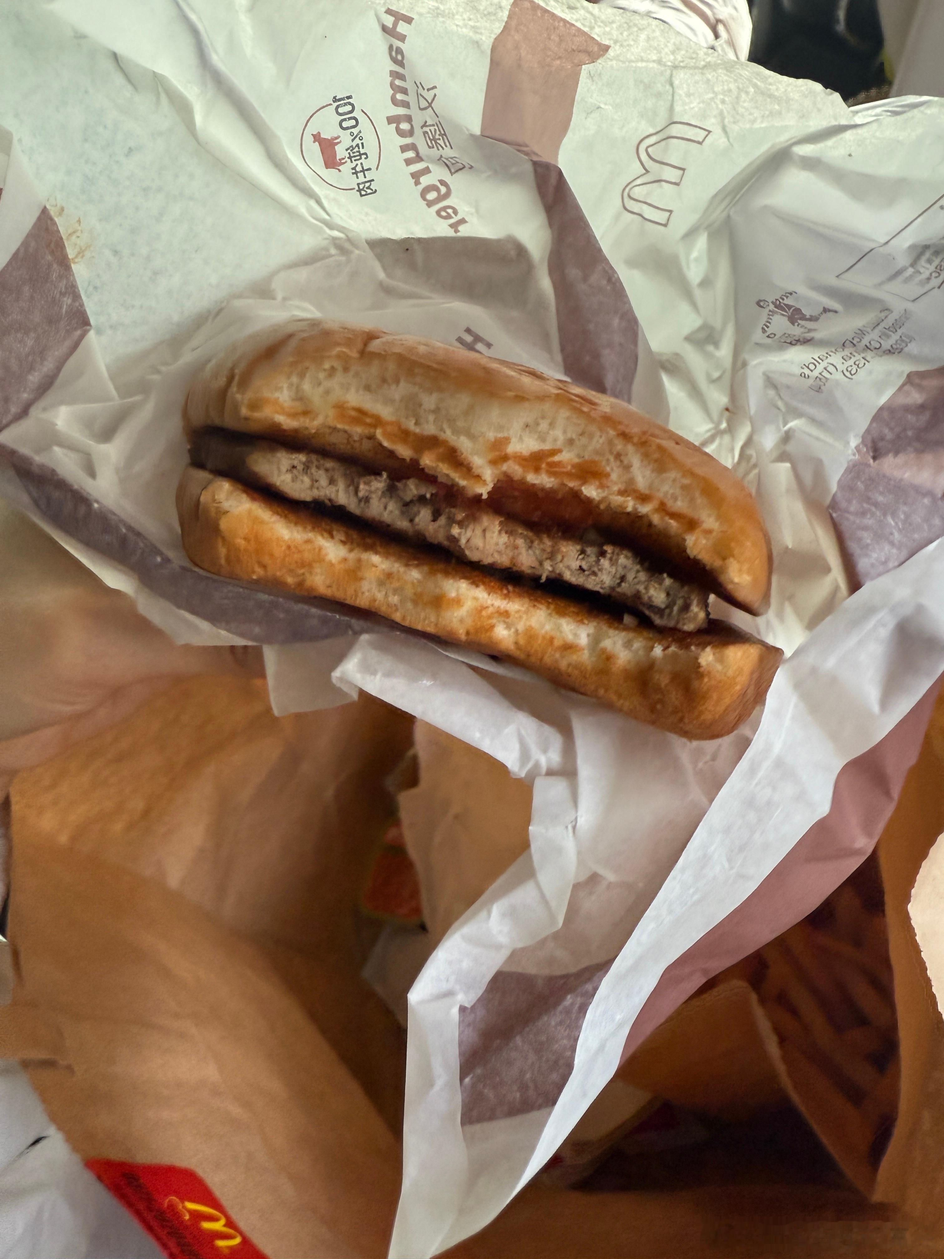 从未见过如此寒酸的汉堡🍔麦当劳真有你的！[裂开] ​​​