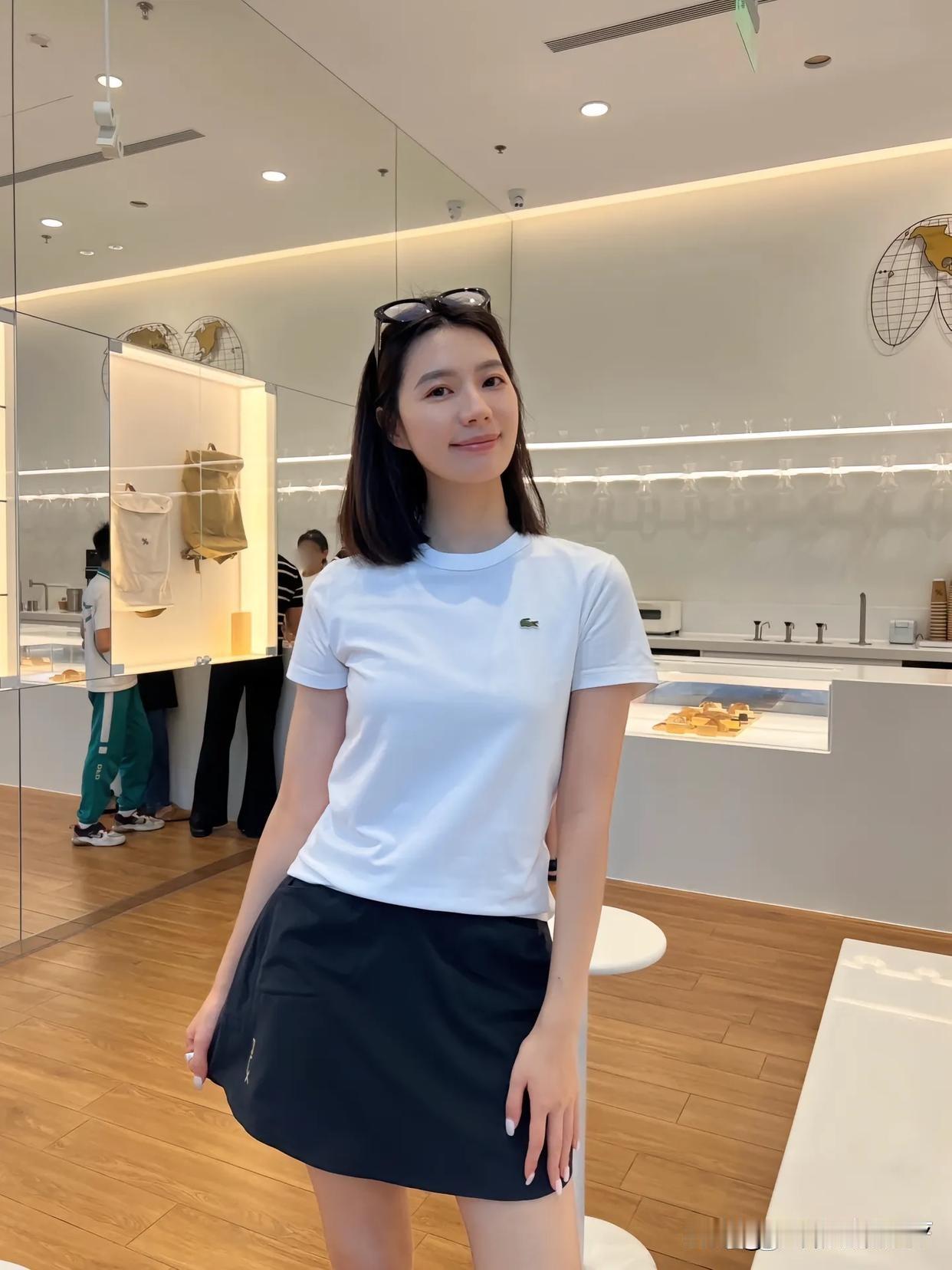 看到这位小姐姐穿着休闲又时尚，让我想起了程潇和香港靓妹们的穿搭。程潇的运动风混搭