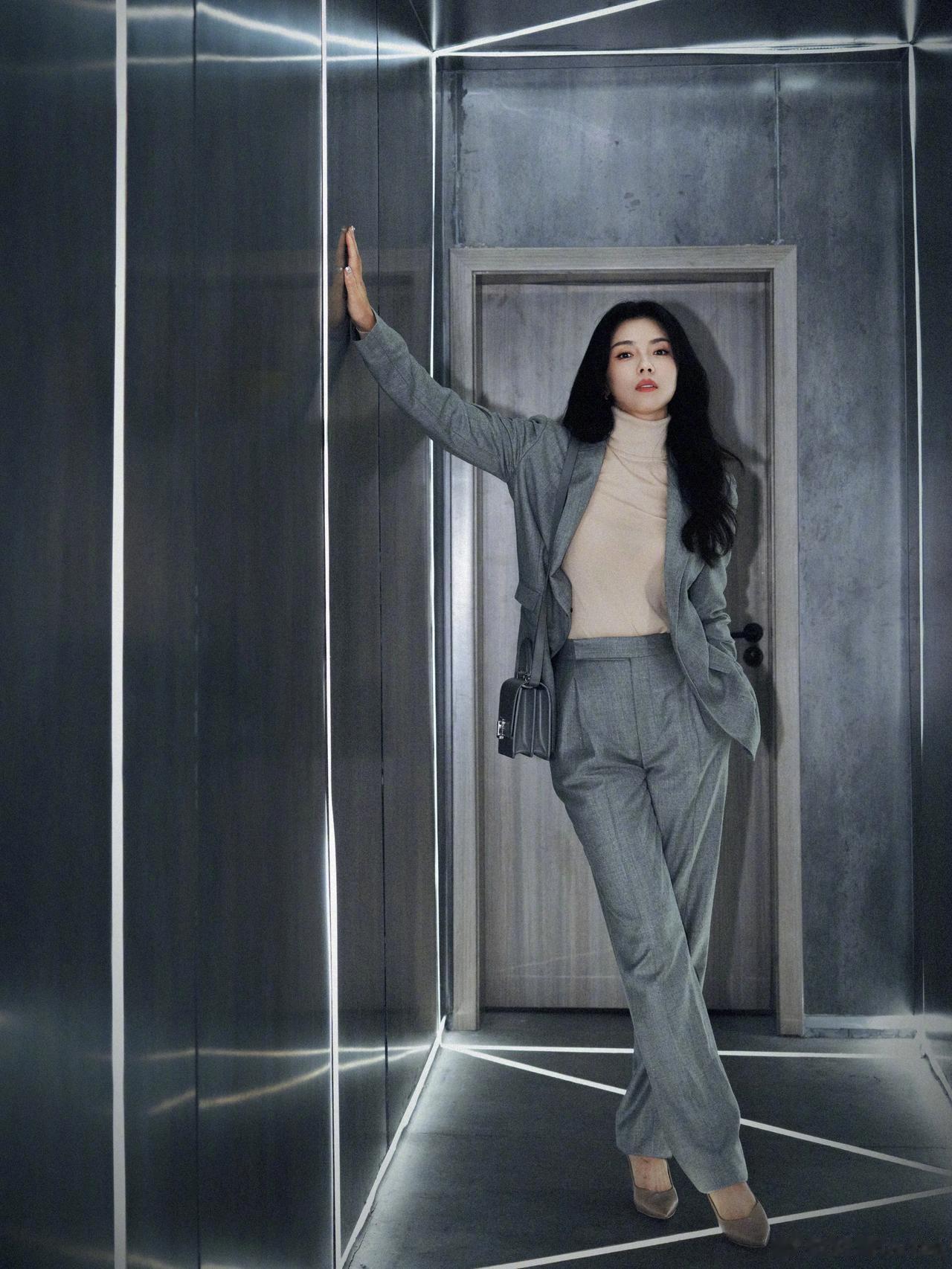 降温了，刘涛穿得又酷又美又暖和，真是越来越大方自信了！
一个女人，不管是不是年轻