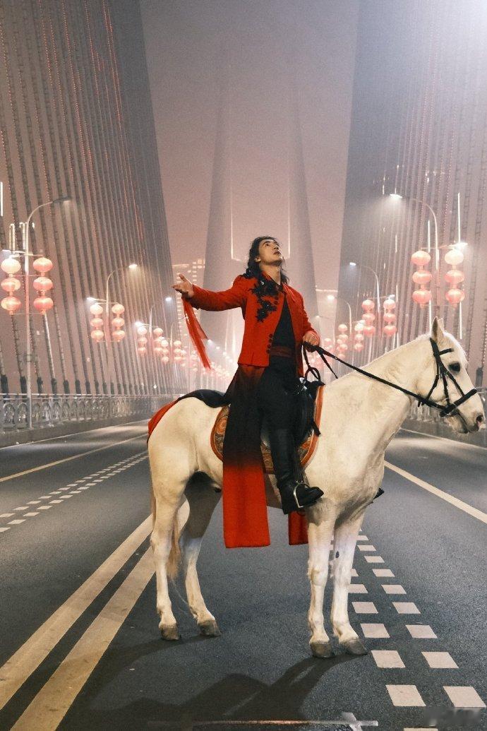 此沙央视春晚怼脸镜头 终于懂了什么叫“扛住央视镜头”！此沙在宜宾分会场骑马击鼓，