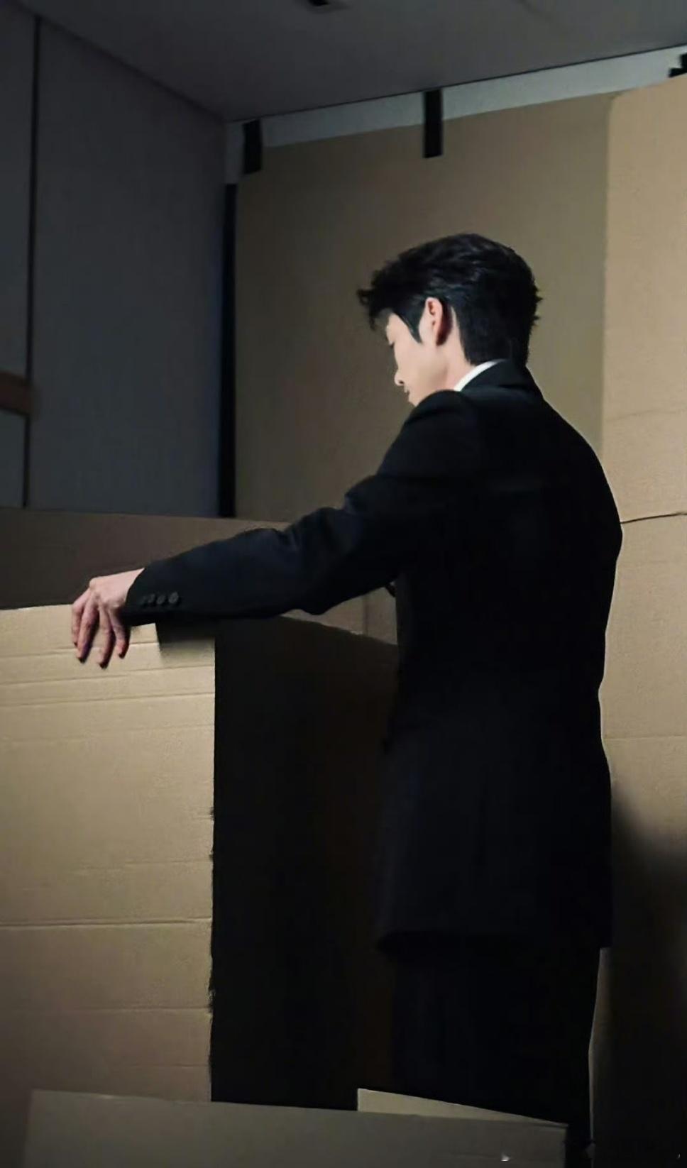 #魏大勋一分钟出三张live#不是哥，别人都精心准备拍了照片视频，你就一分钟解决