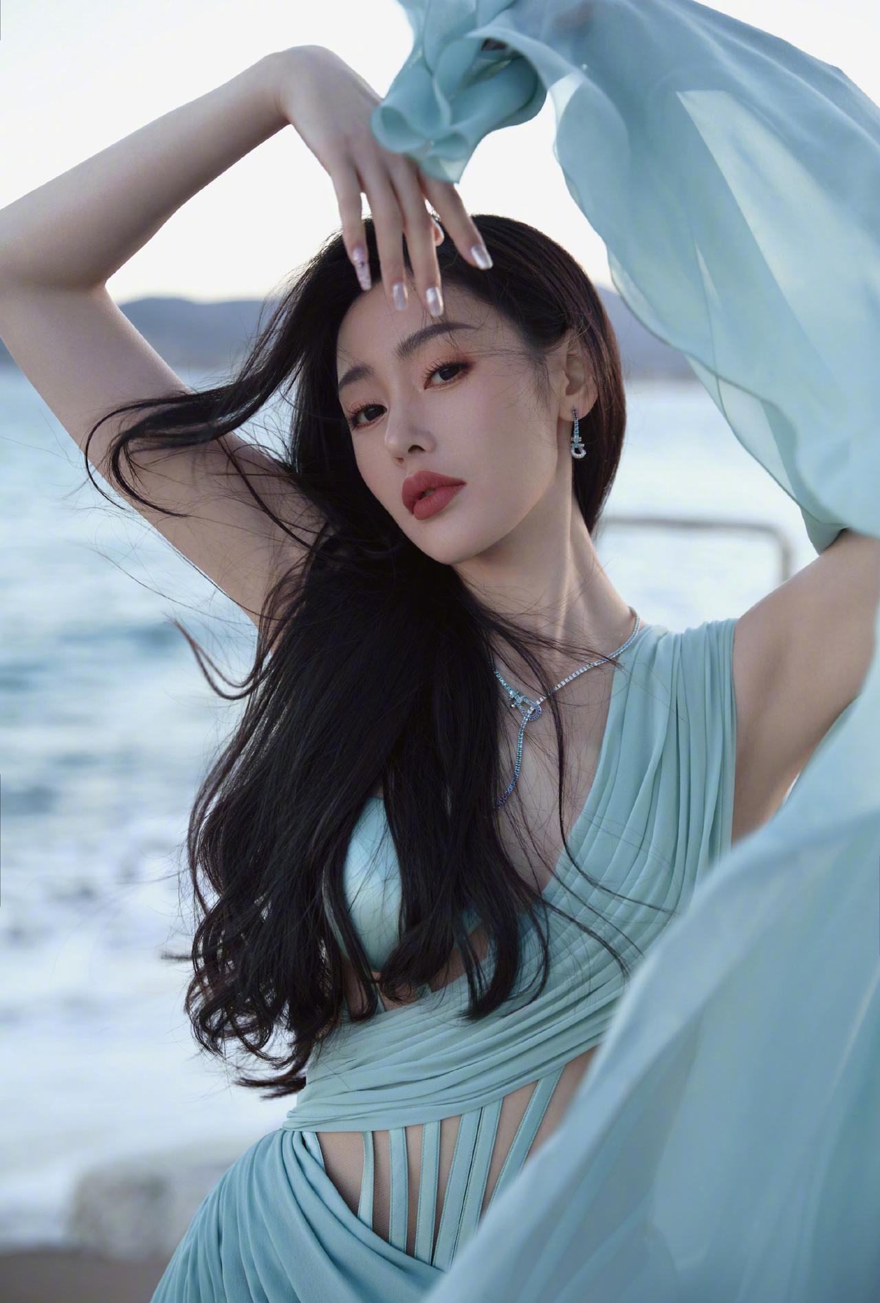 张天爱海滩大片，淡蓝色彩轻纱曼舞，柔美活力姿态。张天爱 ​​​