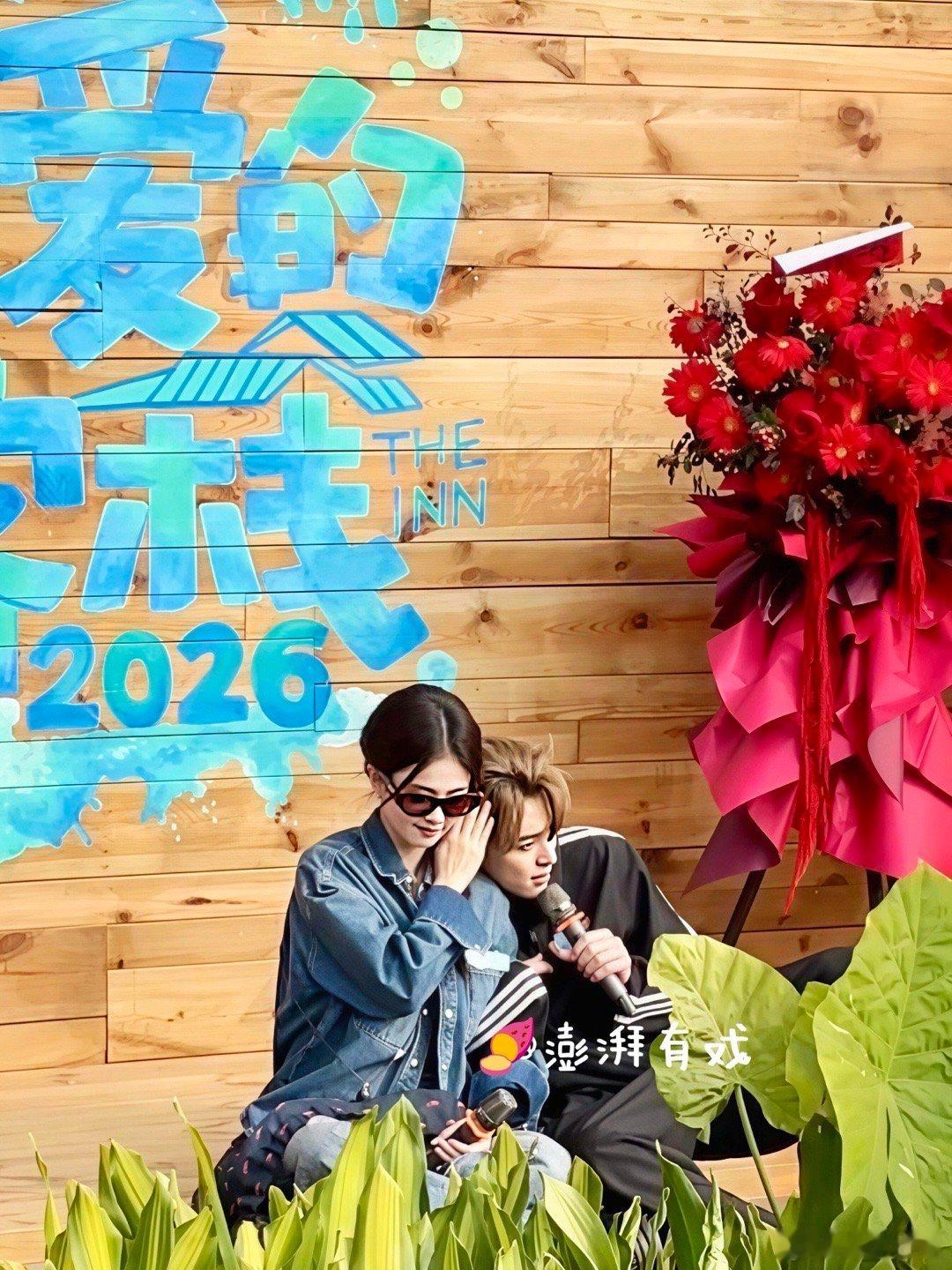 王鹤棣依偎在白鹿肩上这段旋律是在演《流星花园》白鹿是花泽类、王鹤棣是杉菜，沈月好