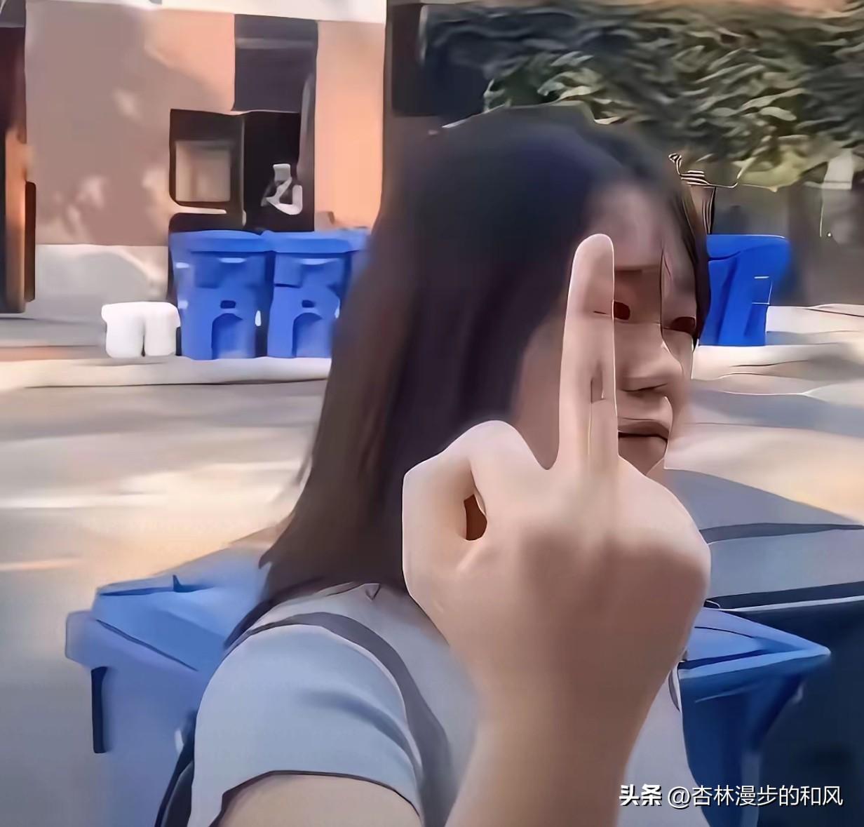 日本街头，一印度男子对路过的日本女子强行搭讪，满脸堆笑凑上前，对方却全程冷漠、眼
