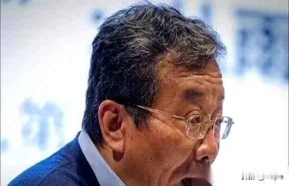 富了口袋，丢了什么？

  王德峰教授的一句话，直接戳中了当下社会的痛点：我们看