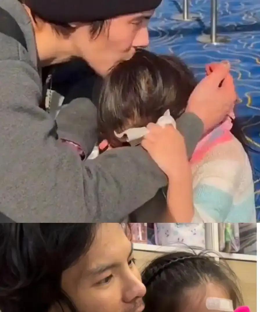 机场围栏秒变大型催泪现场！
 
向佐刚转身，5岁小棉袄直接百米冲刺，隔着栏杆死死