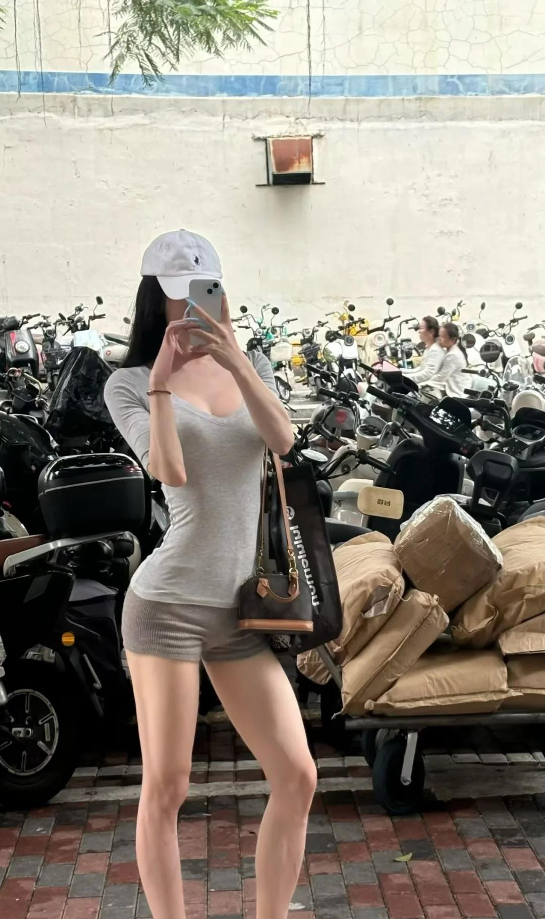 今天是灰色系穿搭～
不露脸拍出氛围感 不露脸拍照 今天穿这套 极简的尽头是格雷系