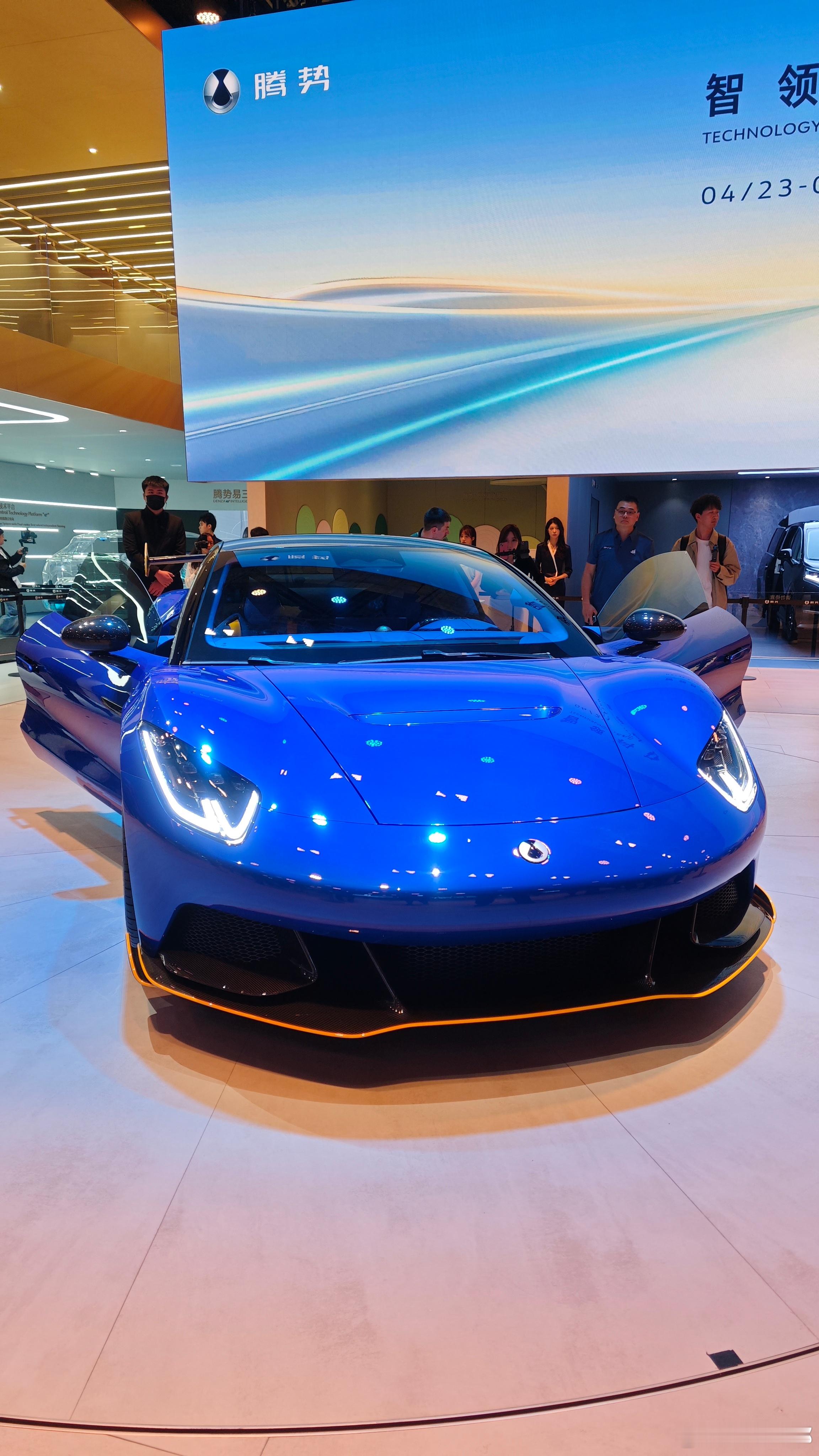 2025上海车展上，腾势Z一登场就惊艳四座！造型动感时尚，线条流畅有张力。内饰科
