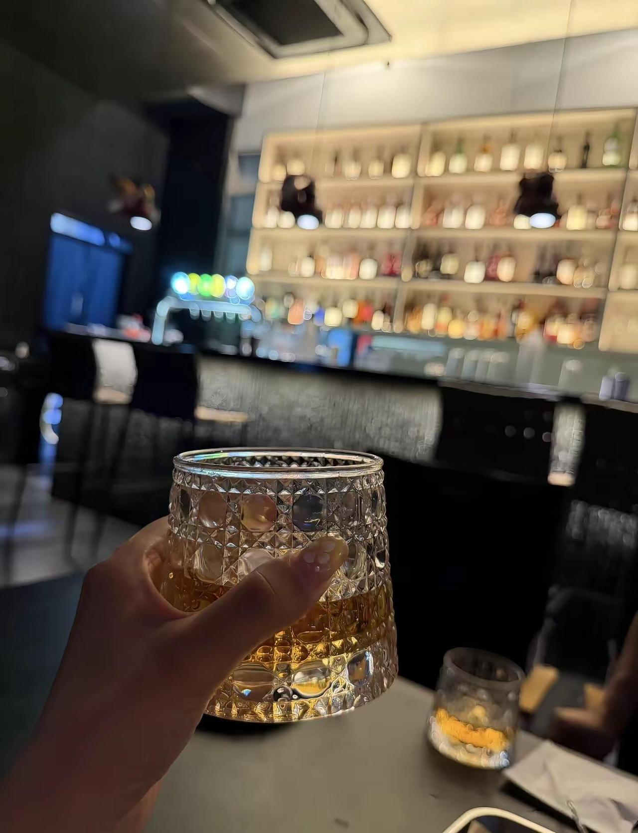 女人要学着喝点小酒，最近很喜欢的一段话：“醉眼看人间，人人都温柔。醒时看事态，事