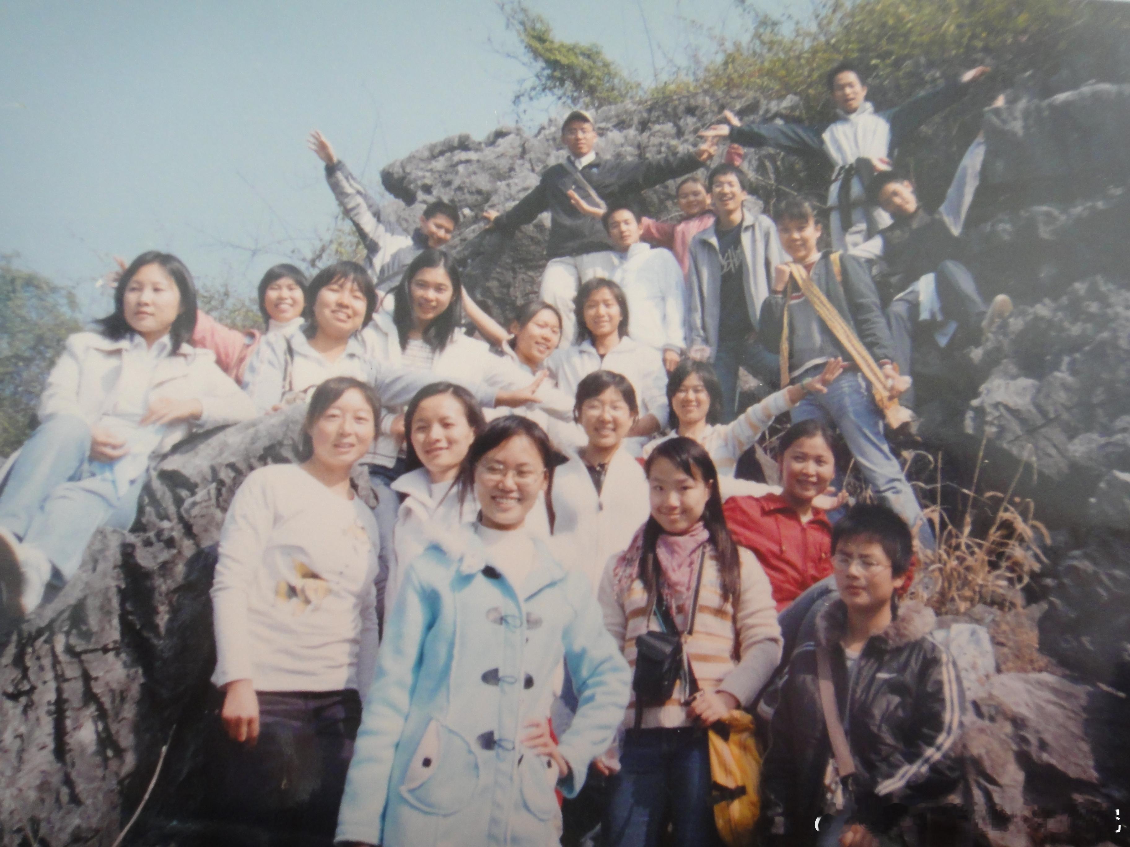 忆往昔峥嵘岁月稠。2005年母校校报记者团在桂林西山游，曾经的我挺有个性，也瘦。
