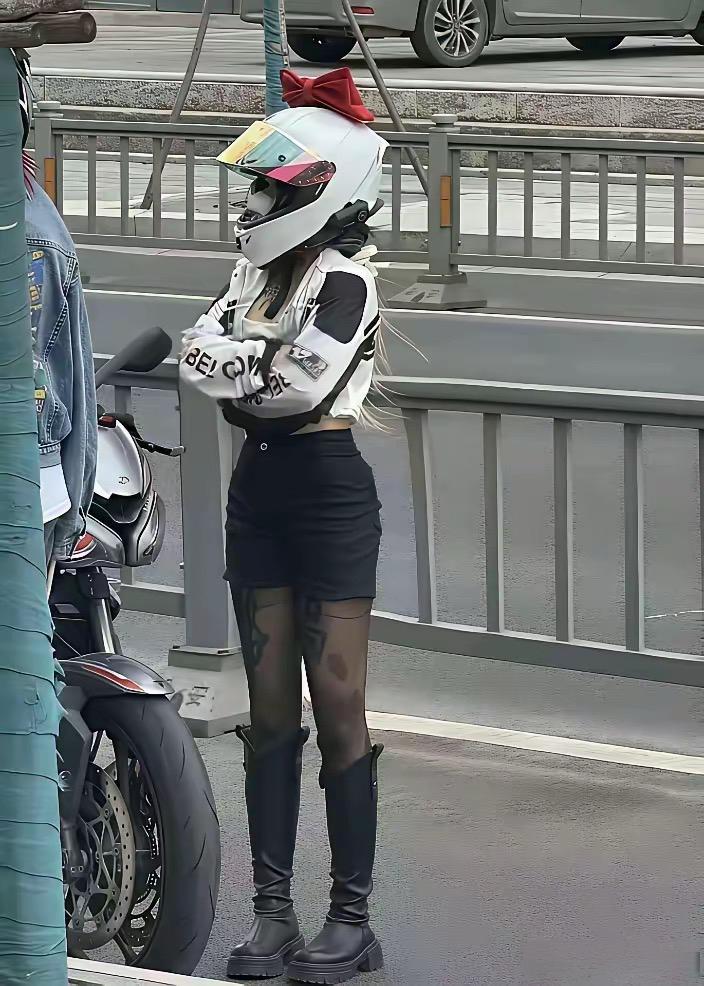 喜欢机车的美女都很炫酷