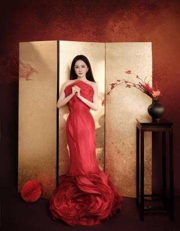 今天杨幂拍摄了一组很美的新春大片，她这次穿了一身大红色的衣服，看上去非常靓丽。