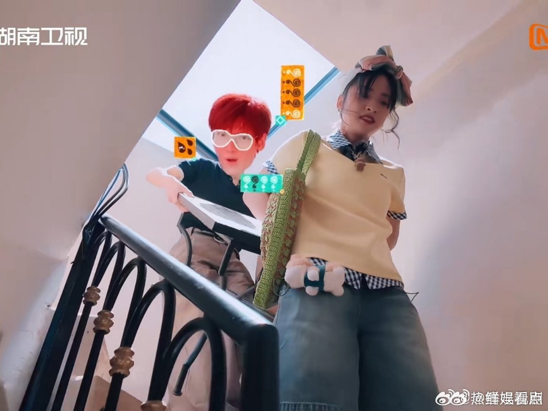 沈月翟潇闻抬桌子没有一秒不好笑中餐厅 沈月翟潇闻抬桌子也太有梗了吧！明明被压得不