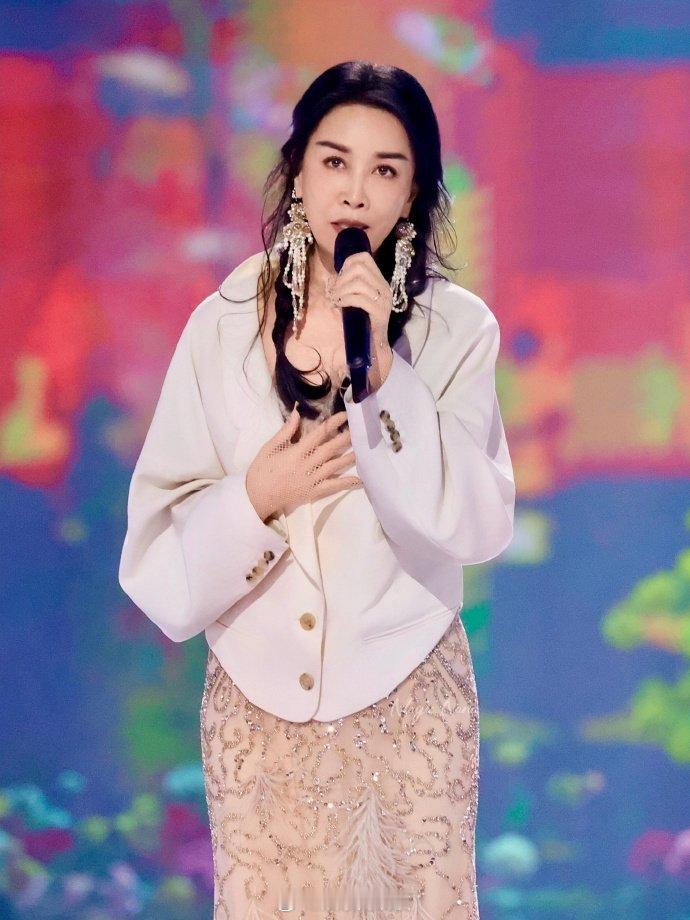 那英声生不息金曲盛典连唱6首那英就是声生不息的定海神针吧！连唱 6 首，每一首都