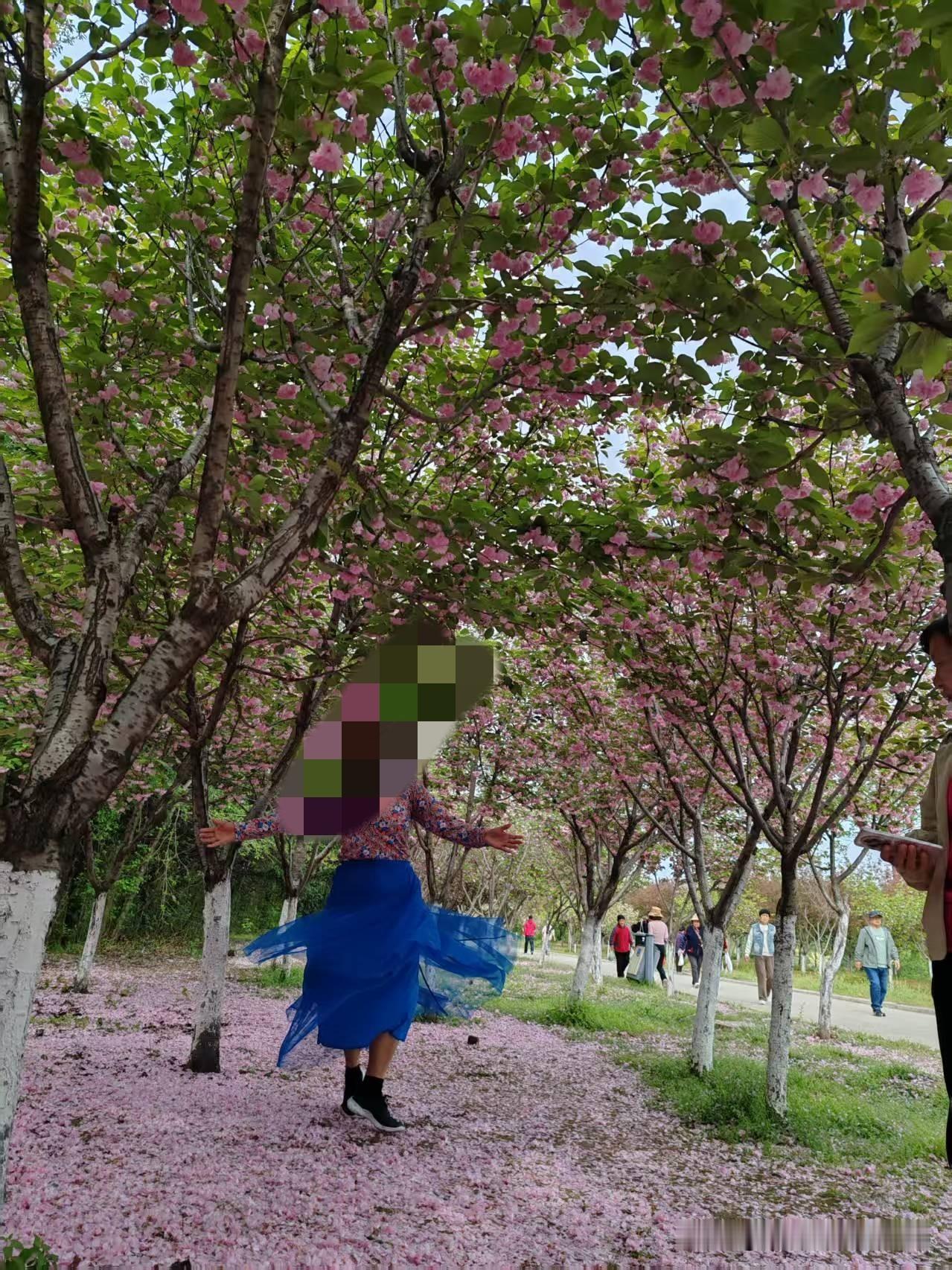 跟我一起跳舞的这个姐姐真有钱，昨天上银行存钱，今天还去银行存钱，连着存了两天了。