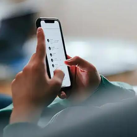 网友的强烈抵制，本质上是对社交边界感的最后防守。微信作为熟人社交的底层工具，一旦