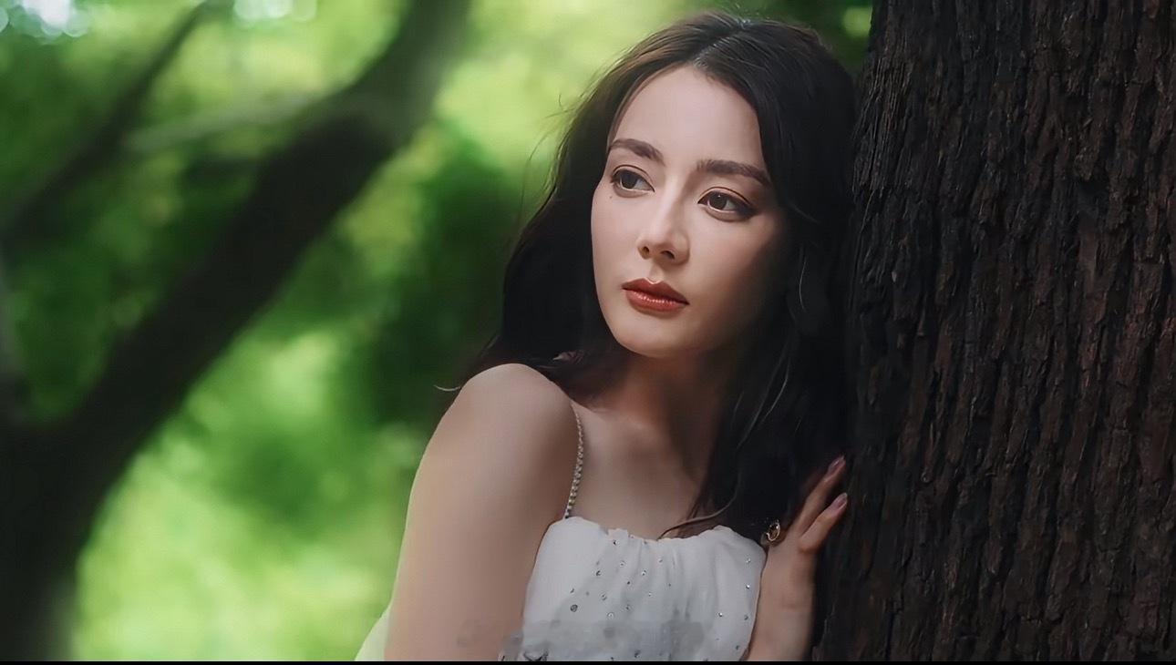 迪丽热巴 VOGUE 迪丽热巴二登VOGUE封面预热短片发布《功夫女足》即将突破