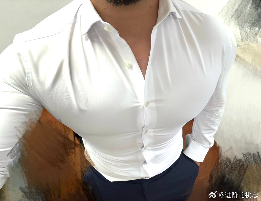 哈哈哈哈，我们老板说：你买不到大一号衬衫了吗？快崩开了。 