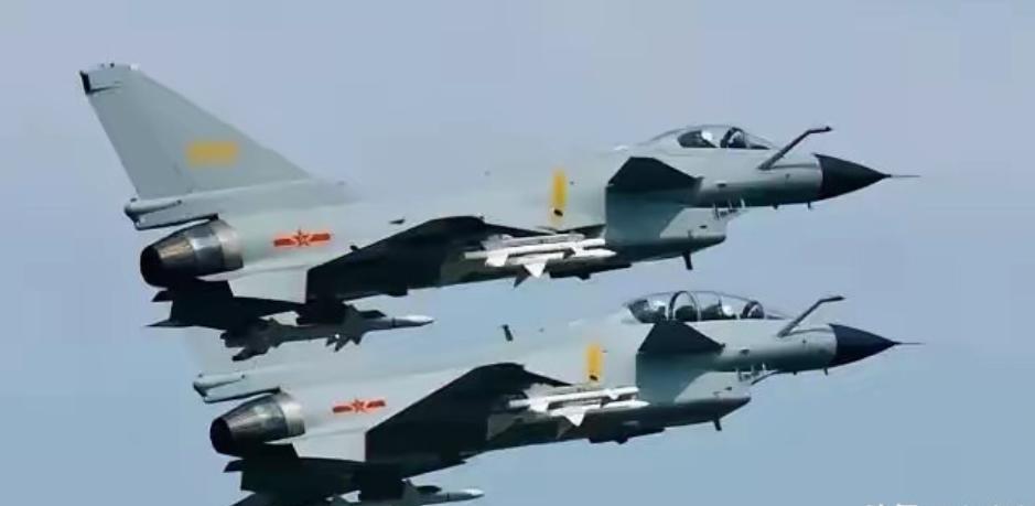 中国通告全球！
 
10月26日，中国军方通告全球：东部战区空军多支编队赴台岛周