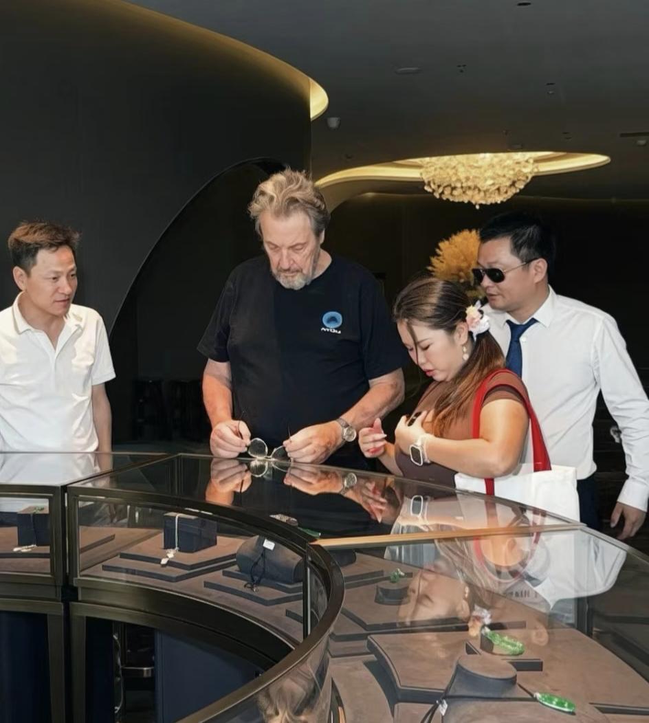 马斯克80岁老父亲埃罗尔·马斯克罕见现身广东佛山，他到一间珠宝商铺买翡翠，还去体