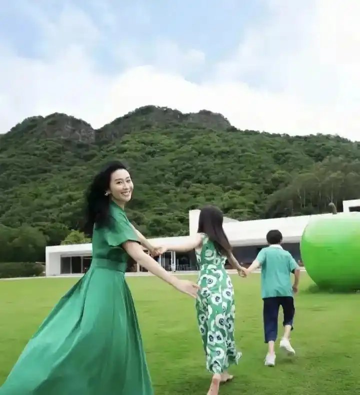 48岁苗圃带龙凤胎儿女拍大片，女儿和她共用一张脸，看来女孩发育比较早，儿子身高低