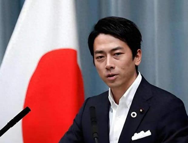 小泉进次郎带队走进靖国神社，天皇三代都没进的门他敢进？
 
8月15日，日本战败