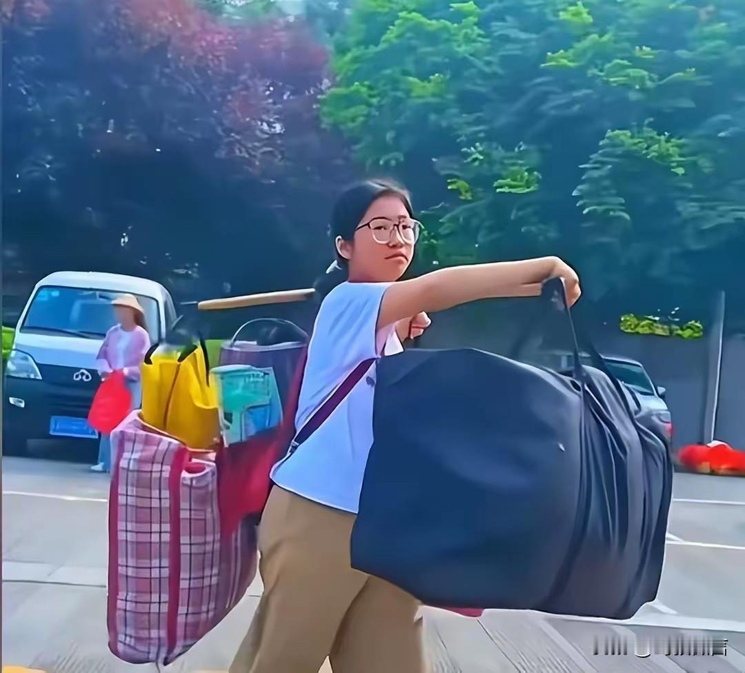 【一根扁担，挑出世间美丑善恶】

高考落幕的广西小城，暑气蒸腾。灌阳县第二高中的