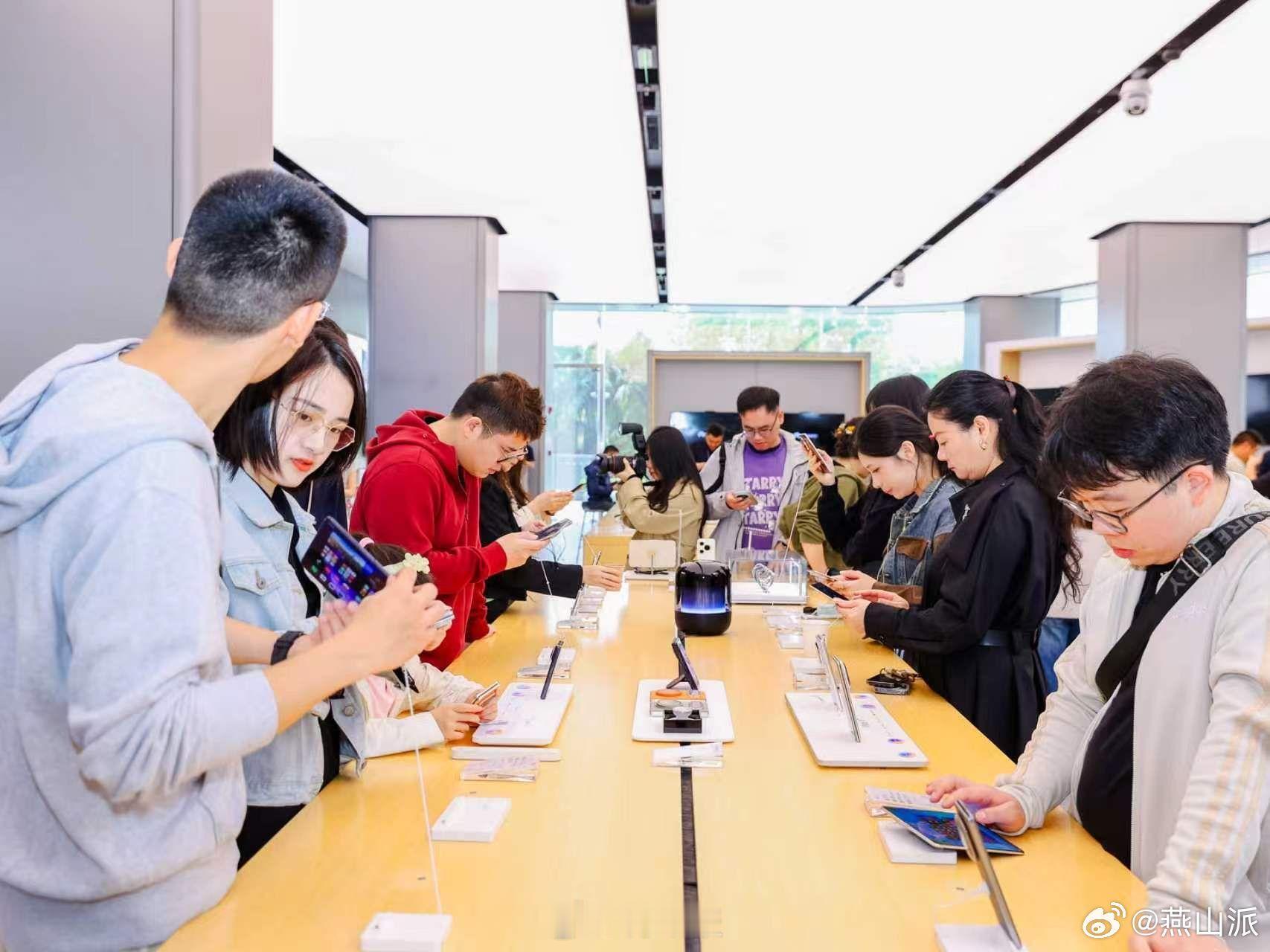 华为大阔折正式开售 大家都买到了吗？我先阔一步了 华为大阔折再现抢购热潮 华为P