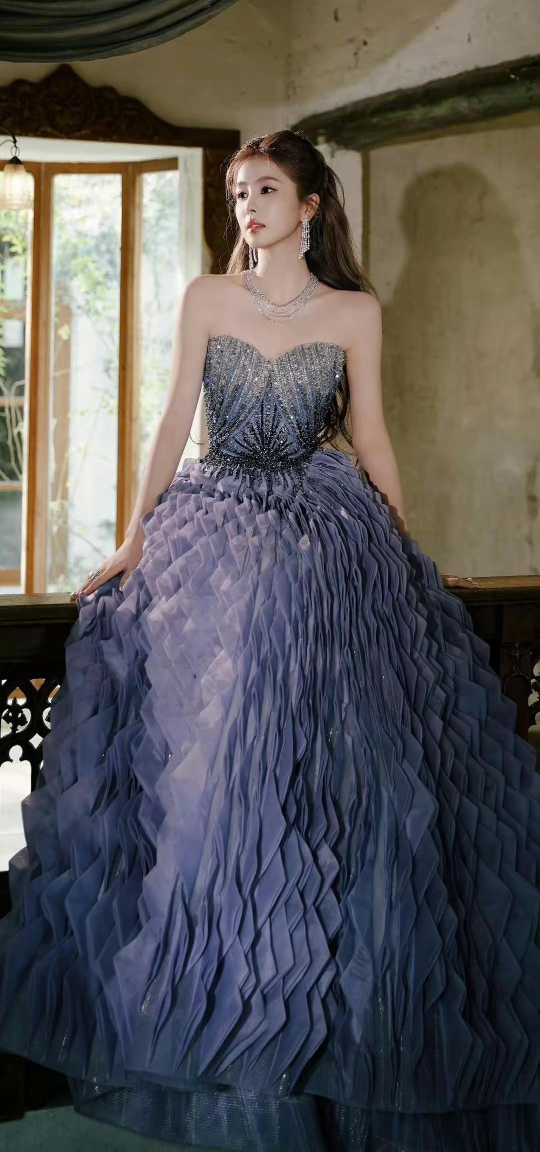 紫衣美人倚窗立，风华绝代世无双。