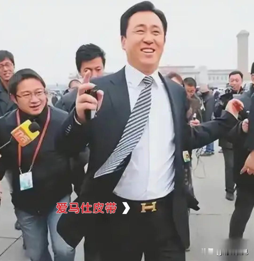图一：这张照片是拍摄于2012年3月，全国两会期间在北京人民大会堂广场，当时许家