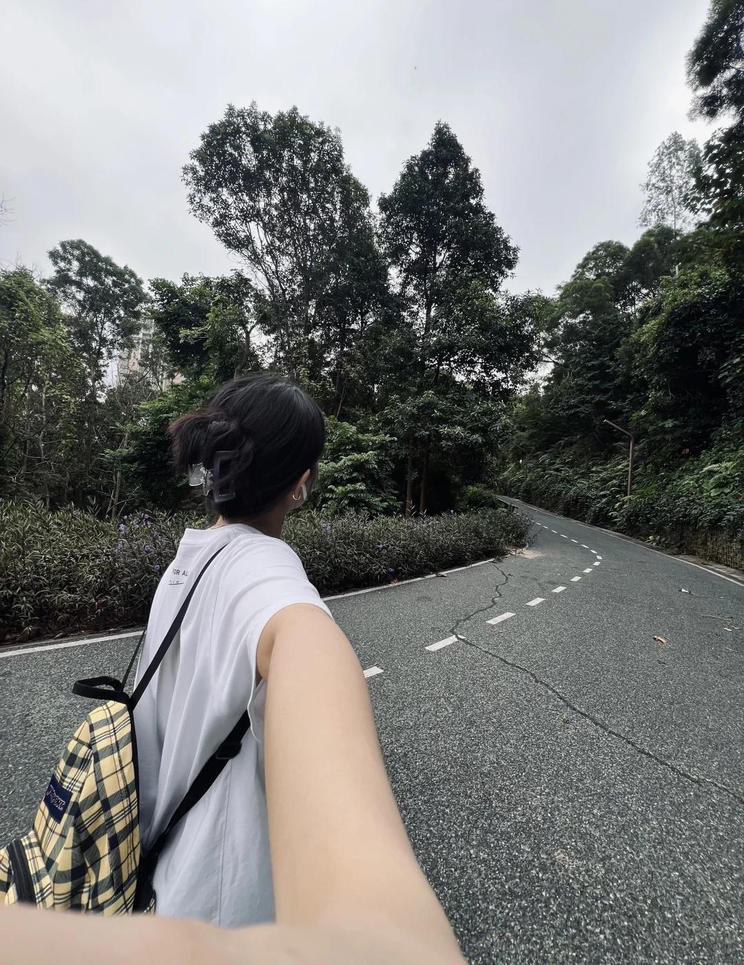 有空就去爬山吧
天气转凉了，很适合去爬山
山路有一点点陡，但是途中的风景还是很不