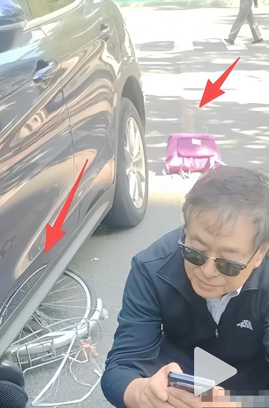 曝73岁老戏骨濮存昕车祸现场！对方自行车被卷车底，鞋掉瘫坐在地
73岁老戏骨濮存