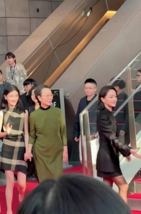 16岁王圣迪好长一条人王圣迪奚美娟红毯手牵手16岁圣迪妹妹好长的一条人[偷笑]，