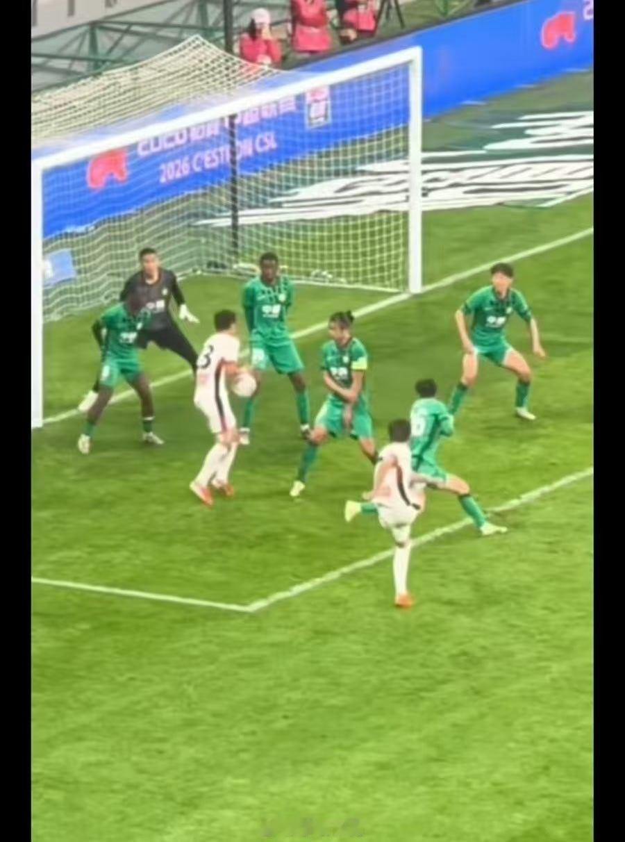 北京国安1比2成都蓉城  这个角度来看，的确国安叒被裁判黑了这不是手球是什么？中