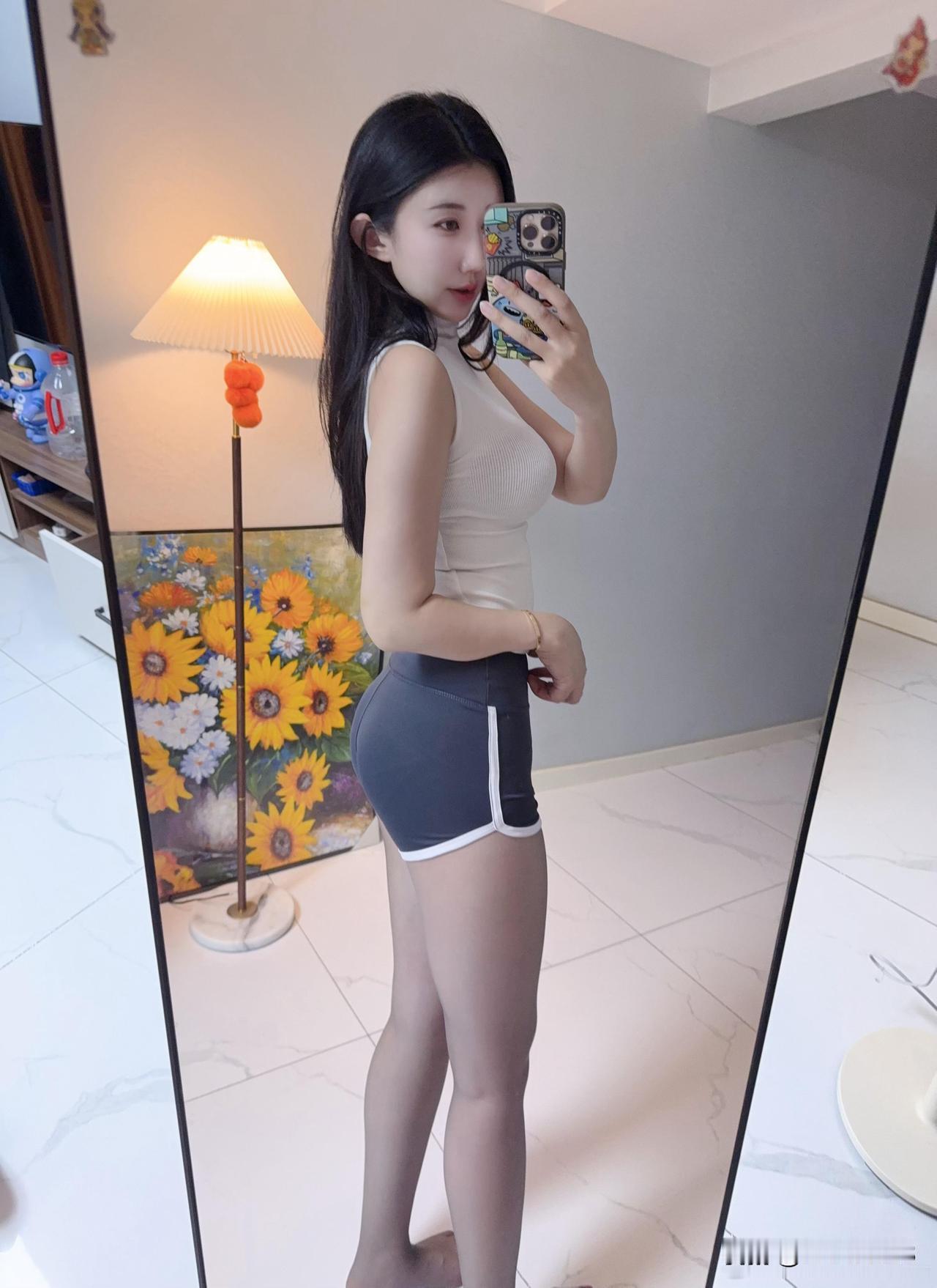 夏日穿搭指南：清爽无袖上衣+运动短裤，活力满满！🌞👗🏃‍♀️