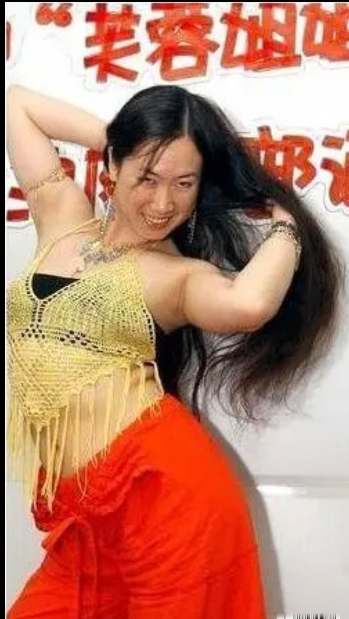 芙蓉姐姐被骂了7年“丑到恶心”，7年后，她一个人带着孩子，账户里躺着1个亿。
2