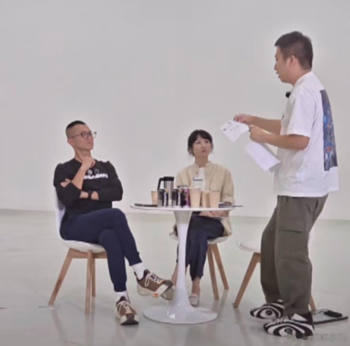 笑死了，建议陈震和赛车星冰乐把主持人换成董老厮再来一场[喵喵] ​​​