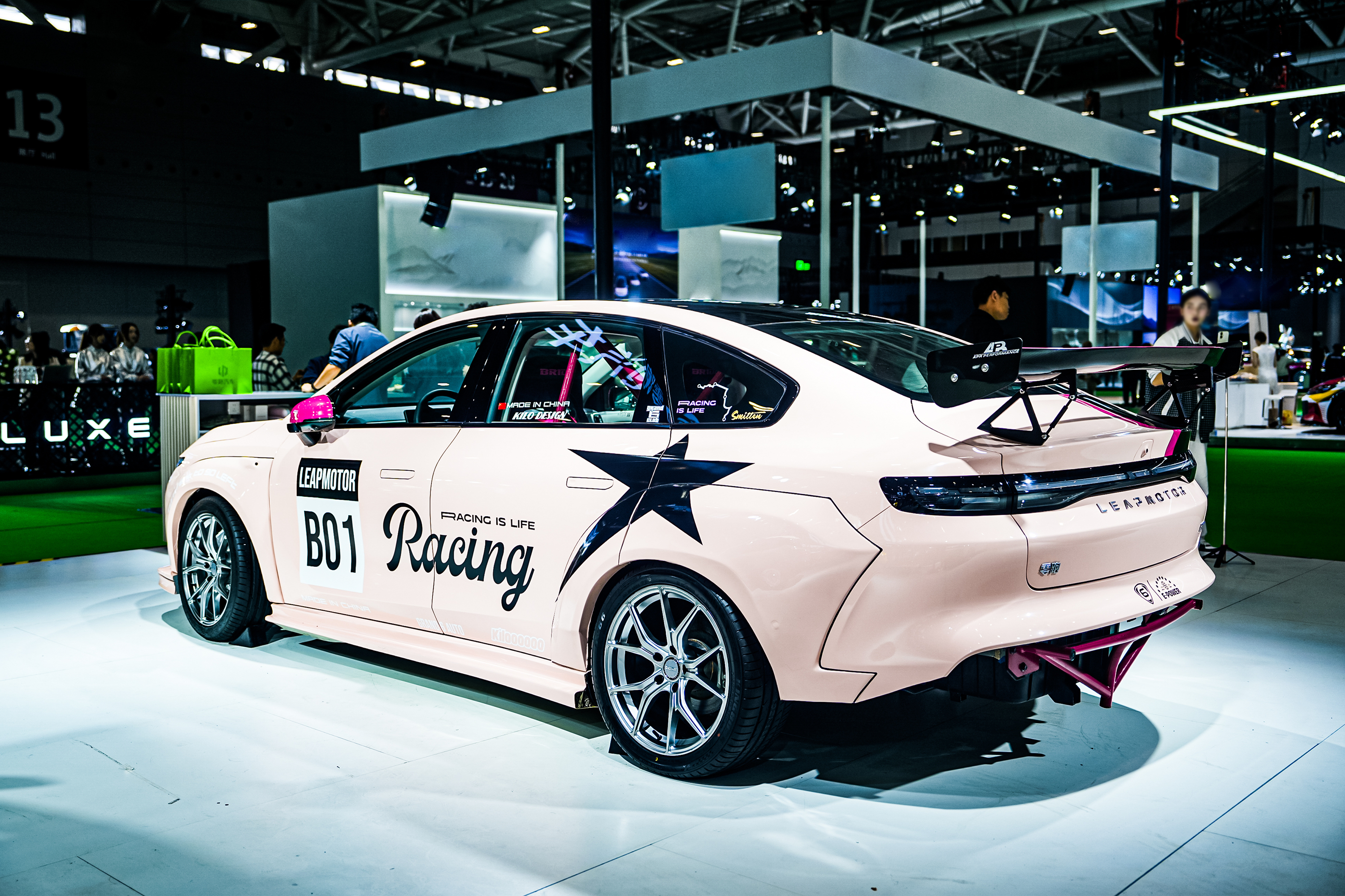 零跑B01 摩根粉改装版，亮相九州改装车展甜酷摩登怎么拍都合拍零跑Lafa5 敞