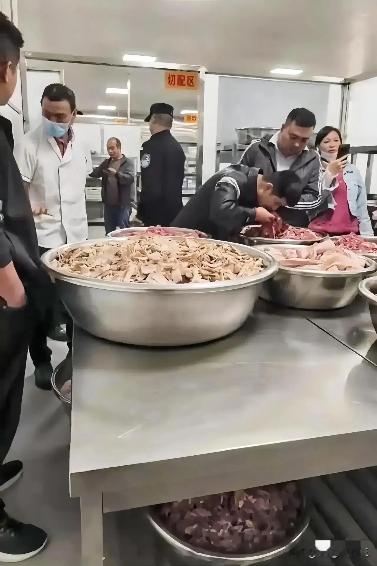 中小学校食品安全问题一直是社会关注的焦点，要解决这一问题，最有效的办法就是执行严