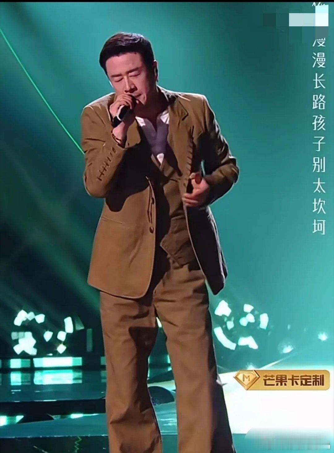 侯明昊高票胜出杨坤、窦靖童，票数断层领先，差距十分明显。不少观众评价他主歌部分表