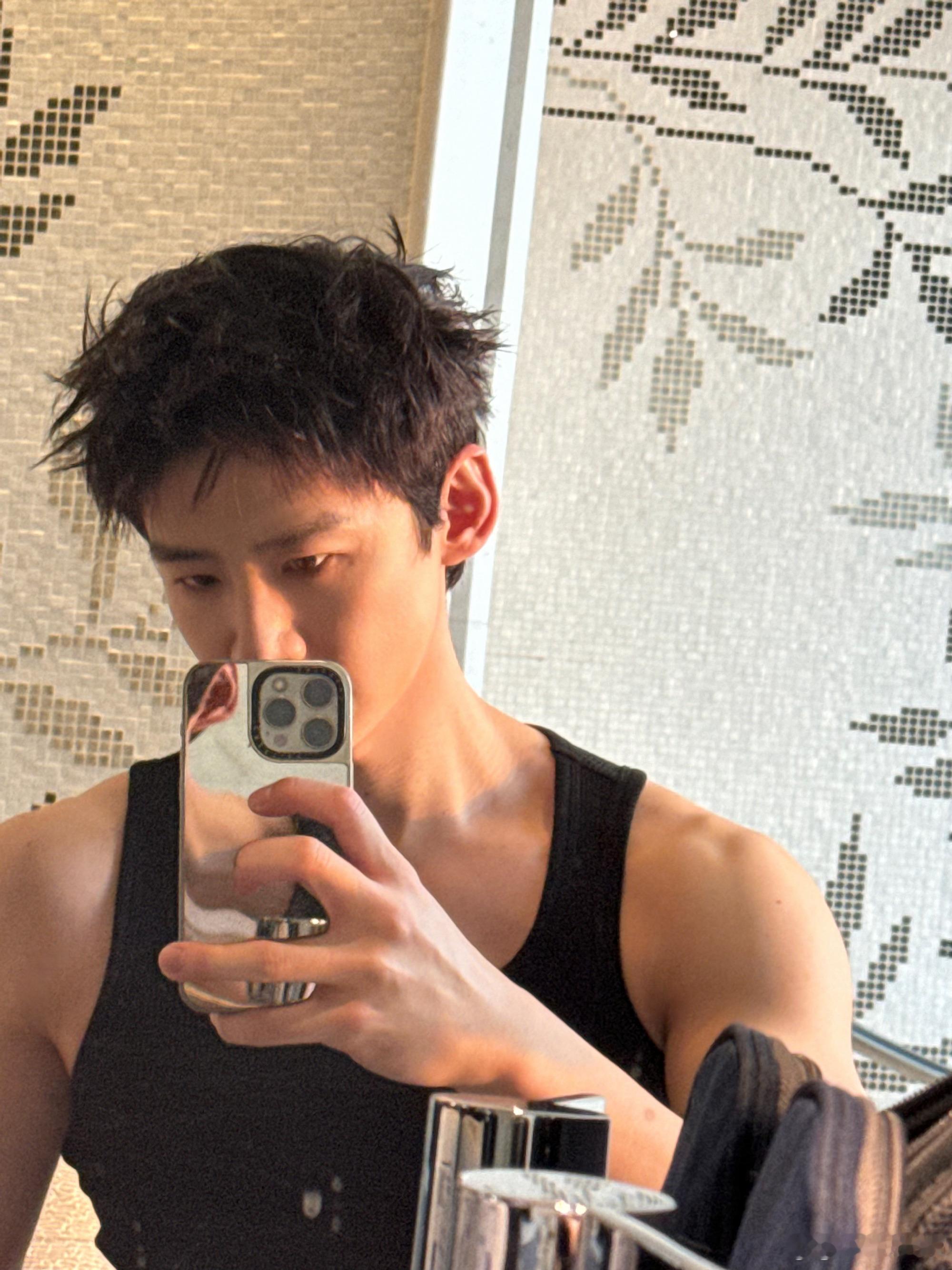 白敬亭无袖手臂肌肉线条，身材拉满，确实好看 