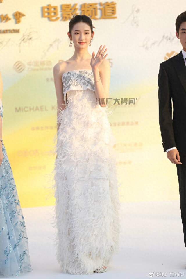40岁张小斐被临时叫上台：她笑着挥手，这身造型比台词还稳