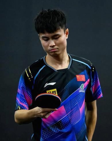 在北京首钢园的WTT大满贯现场，老将周启豪刚拼完一场九死一生的决胜局逆转。可走下