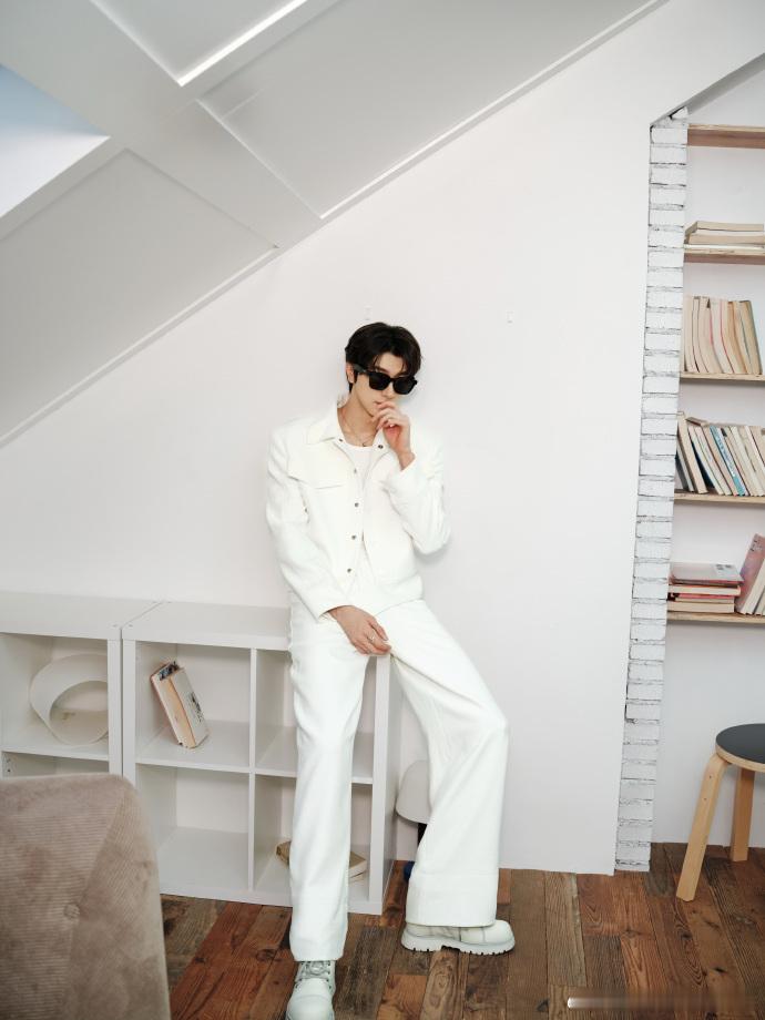 林一全白墨镜look，谁懂这个林一清爽白色系造型的含金量啊，妥妥的潮男清爽味，一